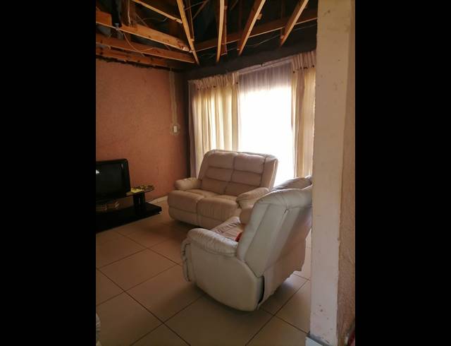 3 BEDROOM FREESTANDING FOR SALE IN TSAKANE EXT 12
